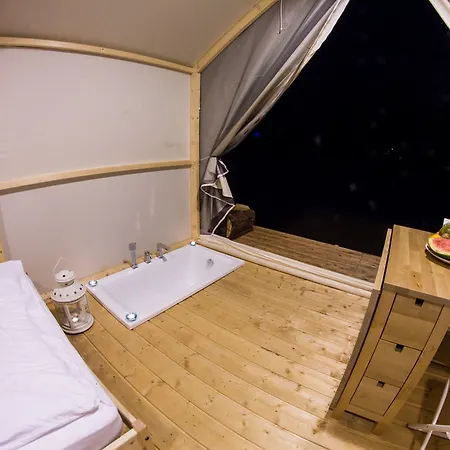 דירה Herbals - Tree&lake With Bath, Sauna, Bikes, Motorboat